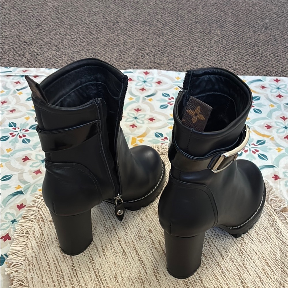 Elegant Black Heeled Boots, size 8 - Picture 8 of 8
